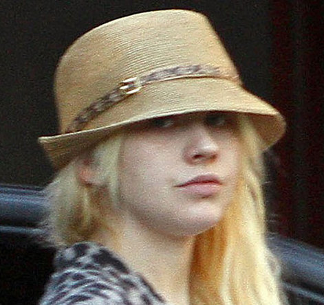 Без косметики певица выглядит совсем иначе, чем на обложках глянцевых журналов. Фото: justjared.buzznet.com