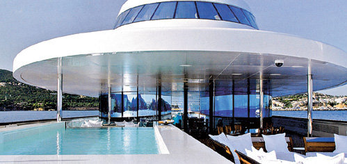 В окна «А» вставлены 44-миллиметровые стекла, способные противостоять взрыву гранаты