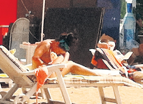 ВОЛКОВА сначала долго и с пристрастием изучала свой аппетитный бюст...