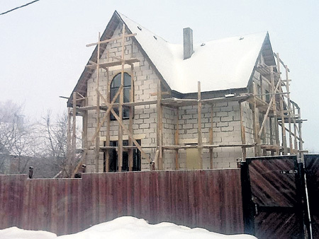 ...Вадим хочет принять в новом доме. Фото: Fb.com