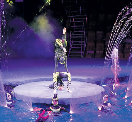 Почти всё лето на питерской арене показывают феерический спектакль «Цирк на воде». Фото: circus.spb.ru