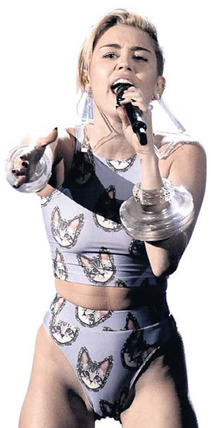 Пока Майли выступала на вручении премий AMA, ей нанесли удар в спину