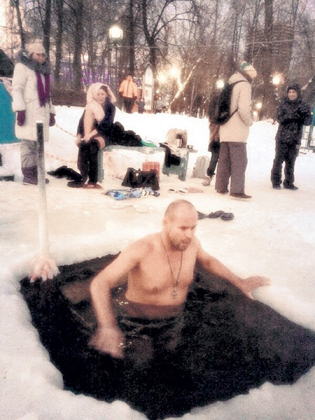 АВЕРИН ледяной водицы не боится. Фото: Twitter.com