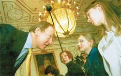 СЭР РОДЕРИК ЛАЙН: как и Черчилль любит заглядывать в глаза русским