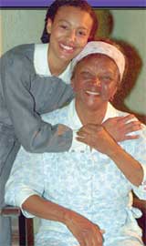 КАДР ИЗ СЕРИАЛА: Жулия с бабушкой Ритой