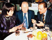 МИХАИЛ МЕНЬ: подарил Александре Буратаевой свой диск с автографом