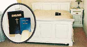 СПАЛЬНЯ В НОМЕРЕ АЛЛЫ: во время отдыха Алла замаливала грехи