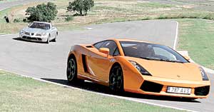 ГОНКИ: через несколько минут у "мерседеса" (сзади) откажут тормоза