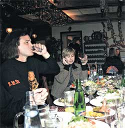 КАФЕ "ЭЛЕФАНТ": пока Тайсон налегал на водочку шеф пресс-службы Ракицкая договорилась об утреннем пиве