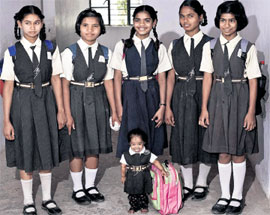 ОДНОКЛАССНИЦЫ: добрые индийские девочки помогают Йоти носить портфель