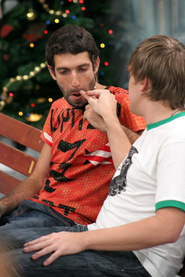 НЕЗЛОБИН помогает ТАИРУ выдавить надоевший прыщ