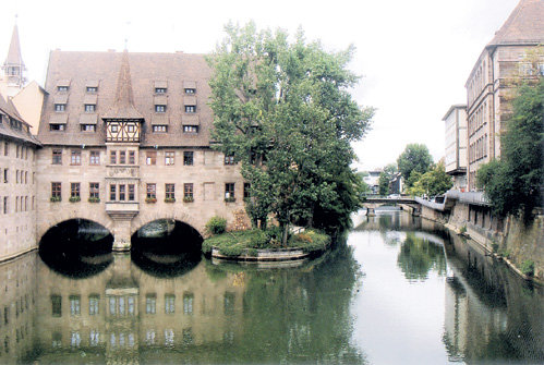 Ресторан «Heilig Geist Spital» прозвали «нюрнбергские очки». Темное пиво «Tucher», которое в 1935 г. пили здесь ГИТЛЕР с БОРМАНОМ, подают тут до сих пор