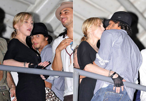 Певица с интересом наблюдала за происходящим, но было заметно, что она очень устала