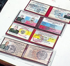 Наборы готовых поддельных удостоверений выявили и заказчиков