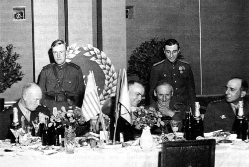 Жуков с Эйзенхауэром пили не только колу. wikimedia