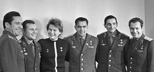 Летчики-космонавты СССР. Слева направо: Павел Попович, Юрий Гагарин, Валентина Терешкова, Андриян Николаев, Валерий Быковский, Герман Титов. wikimedia