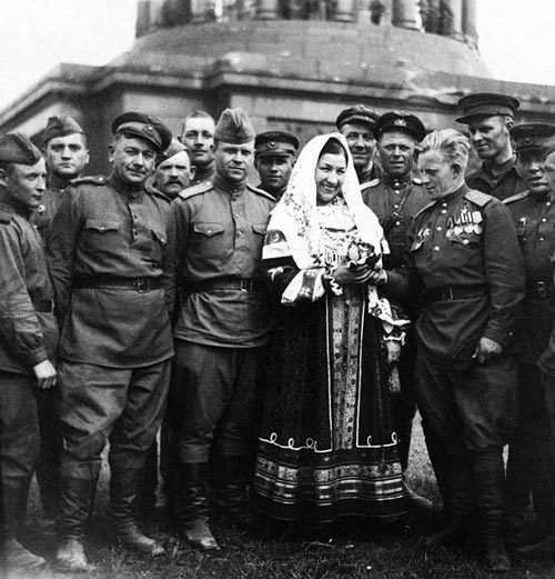Лидия Русланова в Берлине. wikipedia