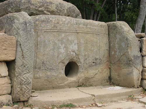 Дольмен на реке Жане вблизи Геленджика. wikimedia