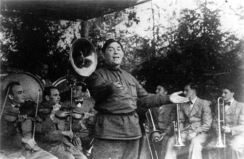 Леонид Утесов выступает на фронте. Wikimedia