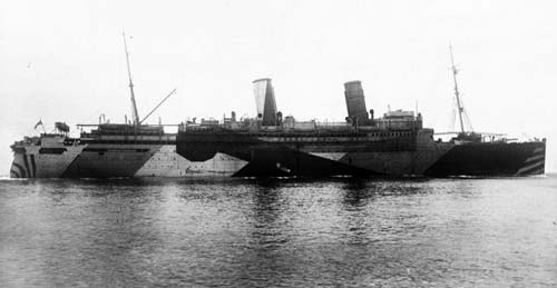 Лайнер HMS Alsatian. На фото выглядит не особенно убедительно, но издалека странный окрас реально сбивал с толку немецкий офицеров