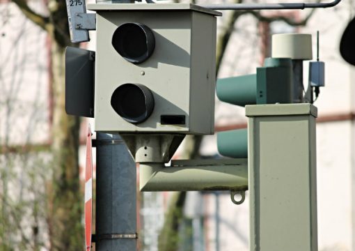 Не секрет, что в некоторых странах водители с особенным вниманием и даже страхом относятся к правилам дорожного движения. Ведь цифры, которые там выставляют автовладельцам действительно выглядят пугающе. Для многих один штраф может стоить целого состояния.