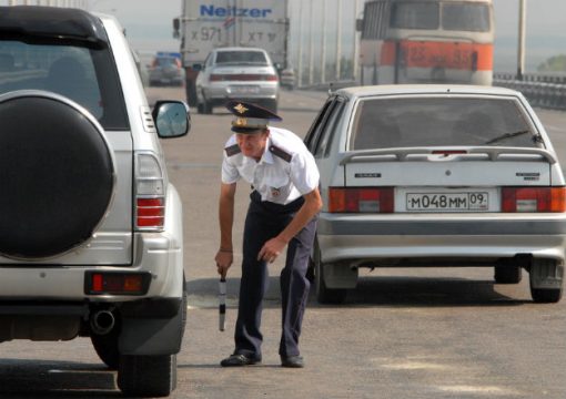 Уже опытные водители знаю, что ситуации на дорогах случаются совершенно разные. В том числе это касается и общения с сотрудниками дорожно-патрульной службы. Многие автовладельцы жалуются на незаконные обыски, происходит это как правило из-за слабой информированности. Например, далеко не все понимают разницу между осмотром и досмотром.