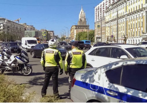 Уже опытные водители знаю, что ситуации на дорогах случаются совершенно разные. В том числе это касается и общения с сотрудниками дорожно-патрульной службы. Многие автовладельцы жалуются на незаконные обыски, происходит это как правило из-за слабой информированности. Например, далеко не все понимают разницу между осмотром и досмотром.