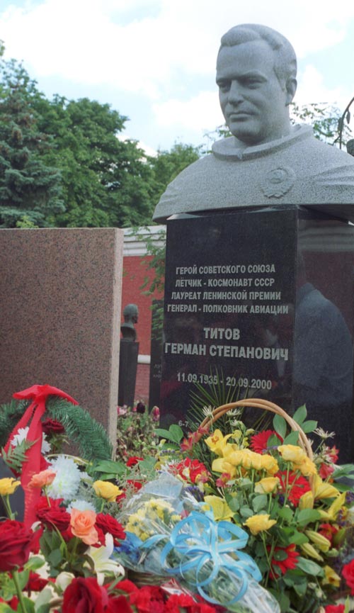Памятник на могиле космонавта Германа Титова открылся сегодня на Новодевичьем кладбище. Фото Валентина Кузьмина (ИТАР-ТАСС)