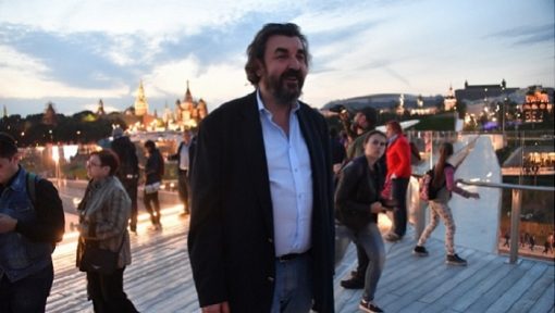 Игорь Золотовицкий на парящем мосту природно-ландшафтного парка Зарядье