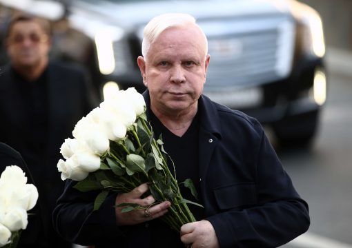 Моисеев на прощании с Кобзоном