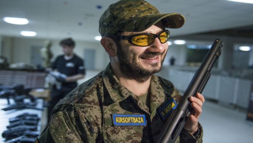 Артист Михаил Галустян перед началом игры в страйкбол