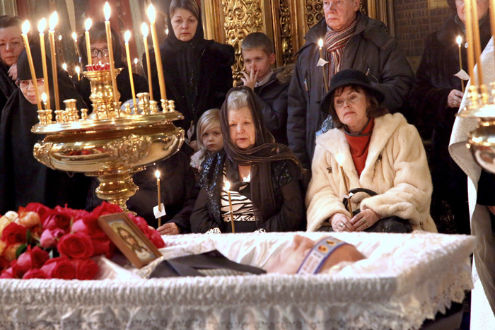 Алевтина Михайловна (в платке) рассказала диктору Алле Данько, что в последнее время работала тут, в Елоховском соборе, где проходило отпевание. Пекла просфоры, а муж помогал ей раскатывать тесто