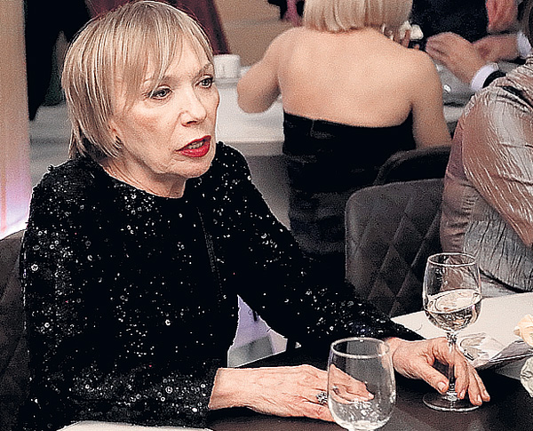 …а Елена предлагала ему пойти на последний ряд
