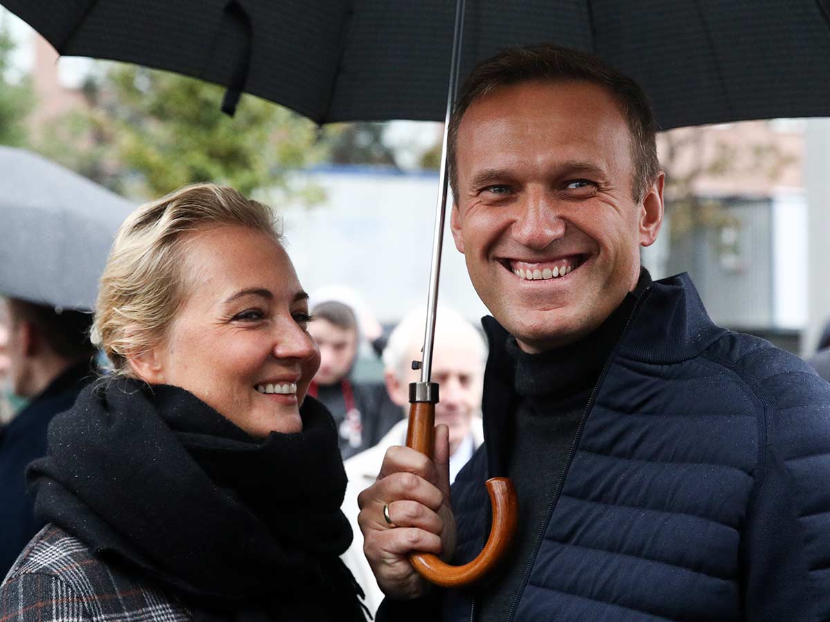 Алексей Навальный и его супруга Юлия Фильм ФАН «Анатомия протеста» рассказал об участии иностранных политологов в организации беспорядков в Москве