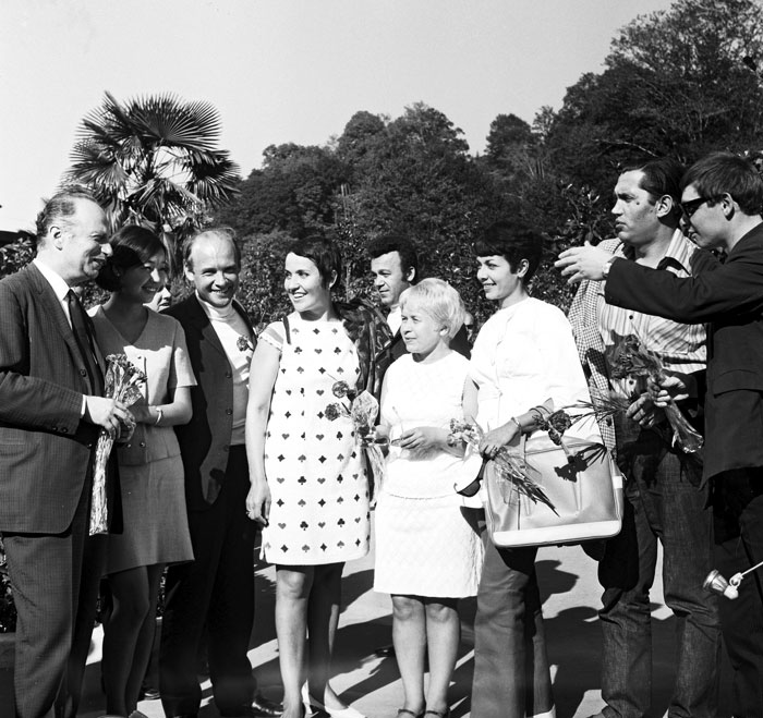 На Международном фестивале молодежной политической песни в Сочи в 1969 году Пахмутова была председателем жюри. Слева направо: композитор Оскар Фельцман, монгольская певица Цэцэгээ Дашцэвэгийн, поэт Николай Добронравов, певица Галина Ненашева, Иосиф Кобзон, Александра Николаевна, кубинская певица Лурдес Гиль и поэт Роберт Рождественский