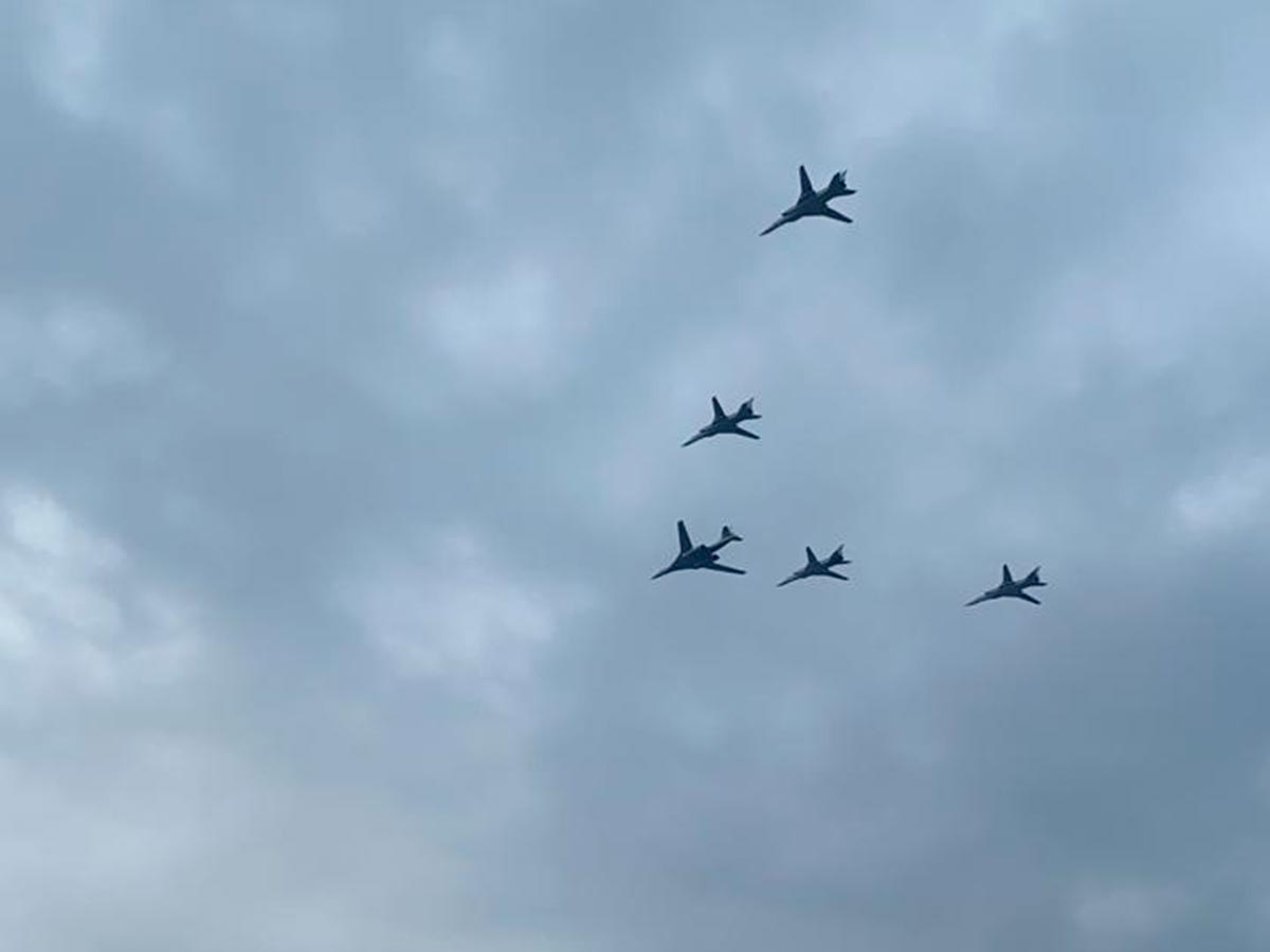 Москвичи наблюдают воздушную репетицию парада 9 Мая В двух российских регионах не будут проводить парад Победы