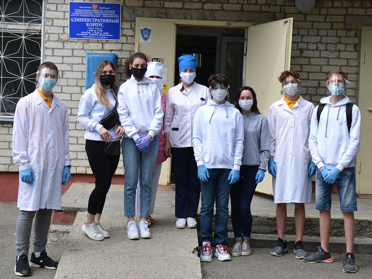 Волонтеры Фонда Андрея Мельниченко передали медикам тысячу защитных лицевых экранов Волонтеры Фонда Андрея Мельниченко передали медикам тысячу защитных лицевых экранов