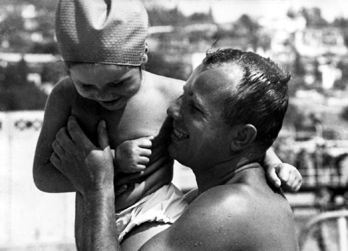 Юрий Гагарин с маленькой Леной (1963 г.)