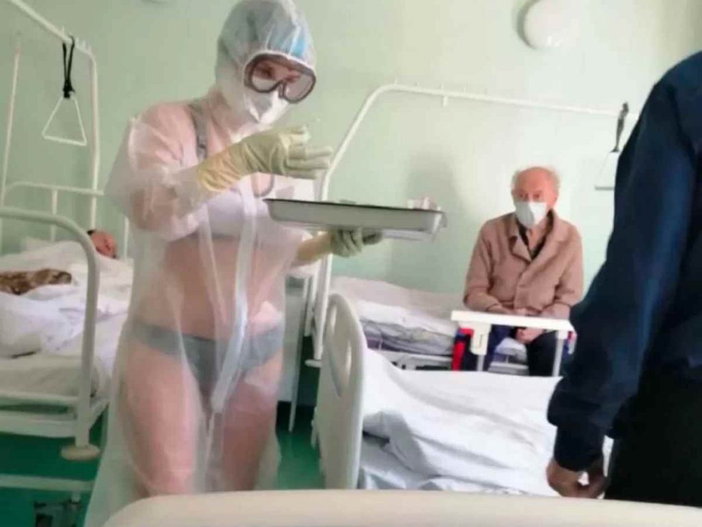 Медсестра уверяет, что не знала о том, что костюм просвечивает