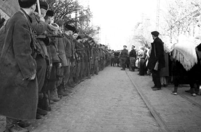 Партизаны в Симферополе. 14 апреля 1944 года.