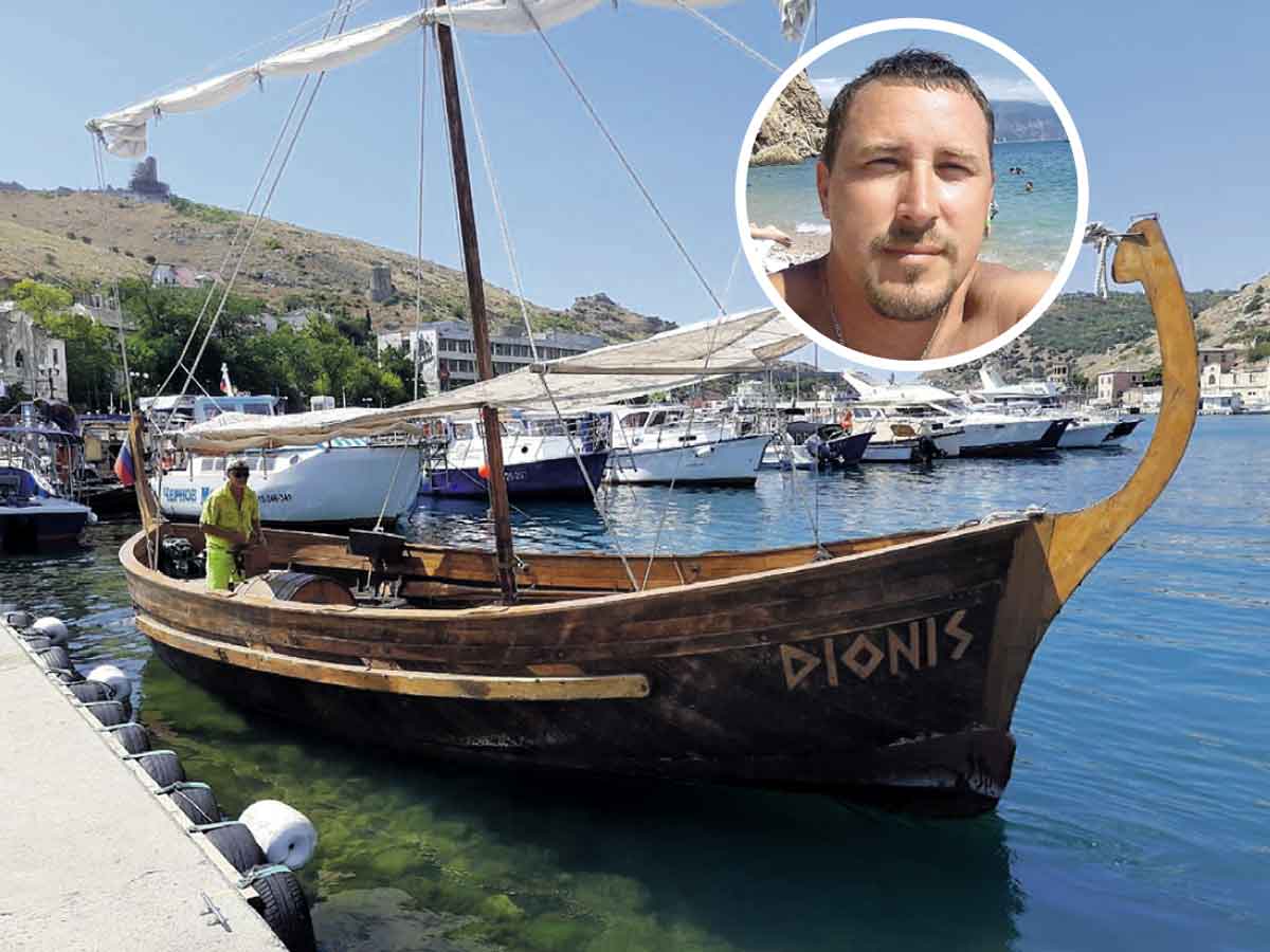 Альберт Винярский (в круге) восстановил судно на радость жителям Альберт Винярский (в круге) восстановил судно на радость жителям