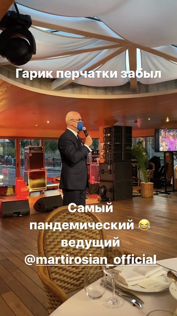 Гарик Мартиросян предстал перед гостями в маске
