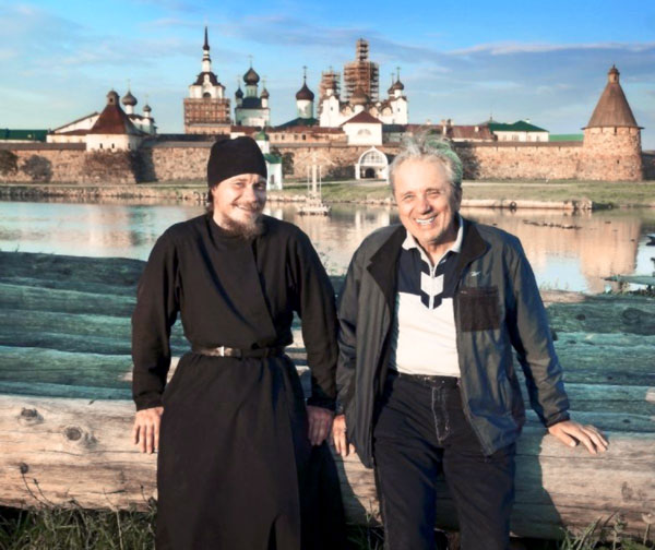 После того как личная жизнь у Сергея Стеблова, сына народного артиста Евгения Стебова, не сложилась, он ушел в монастырь. Сейчас Сергей инок Соловецкого Спасо-Преображенского монастыря