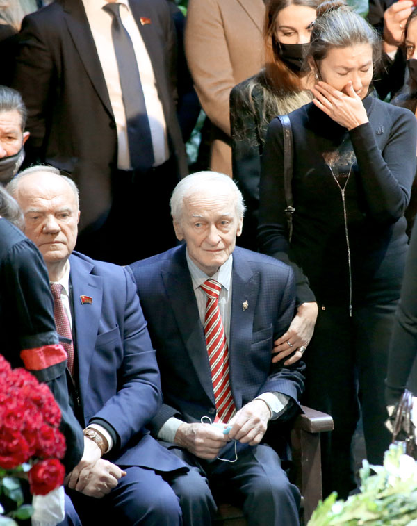 Овдовевшего в 2004 году Михаила Ножкина на траурной церемонии опекала загадочная незнакомка. Слева от актера - лидер КПРФ Геннадий Зюганов