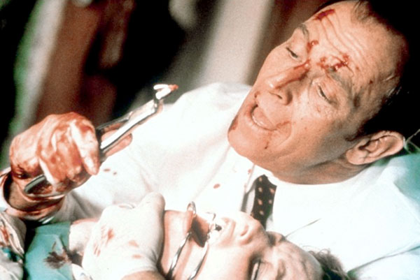 Корбин Бернсен в роли стоматолога-маньяка в фильме «Дантист» (1996)