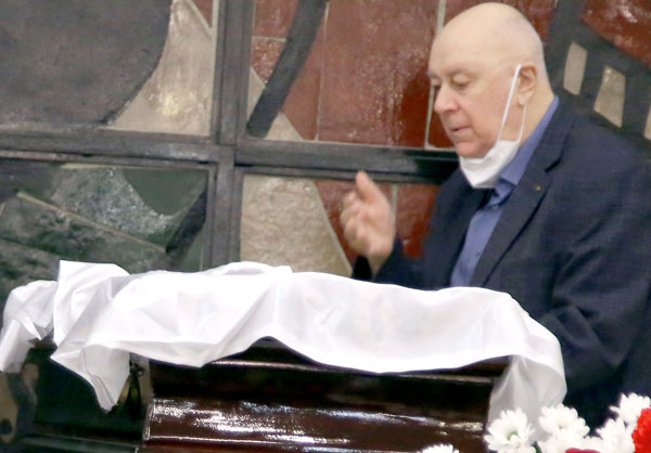 Аркадий Инин перед тем как его друг отправился в последний путь, долго давал ему какие-то напутствия
