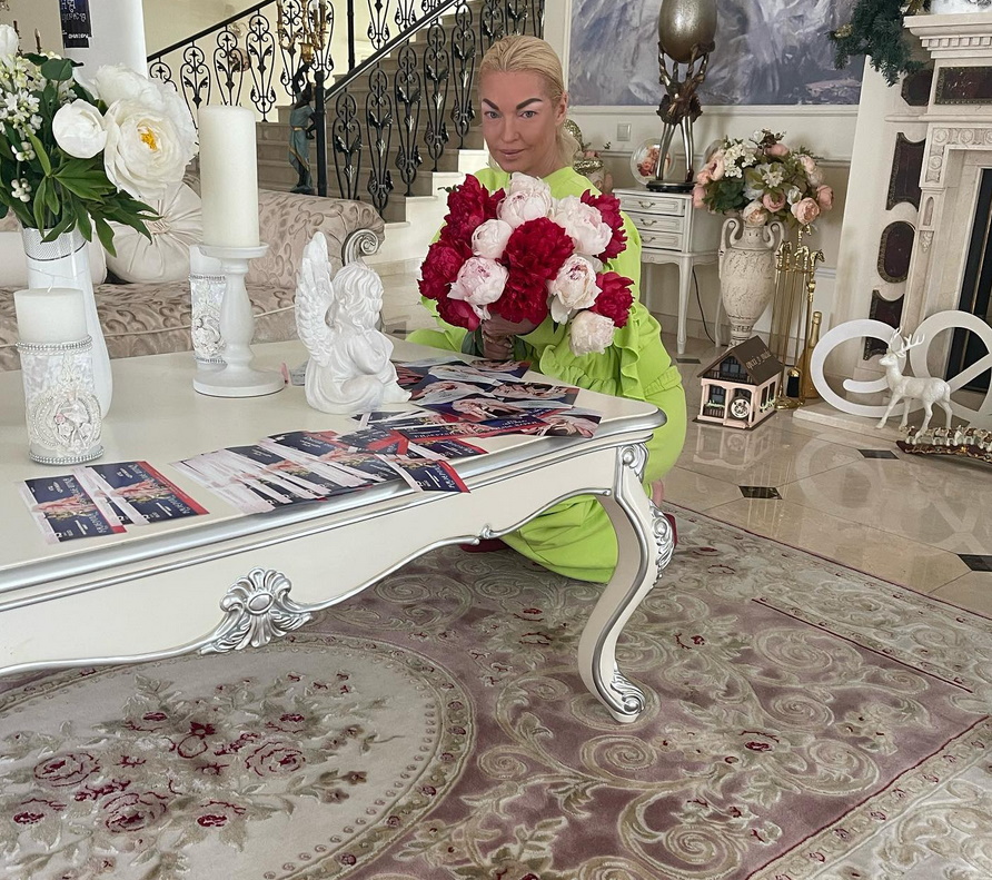 Белесые пятна и поредевшая шевелюра: Волочкова вышла на связь после сообщения о раке
