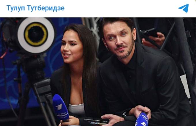 Прятал глаза и отворачивался: оголившая грудь Загитова и Траньков попали на камеры