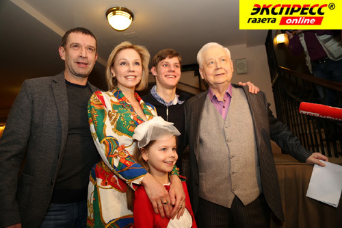 ВЛАДИМИРА МАШКОВ, ОЛЕГ ТАБАКОВ С ЖЕНОЙ МАРИНОЙ ЗУДИНОЙ, СЫНОМ ПАВЛОМ И ДОЧКОЙ МАШЕЙ