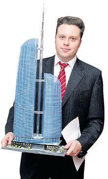 Сергей ПОЛОНСКИЙ с макетом башни «Федерация»